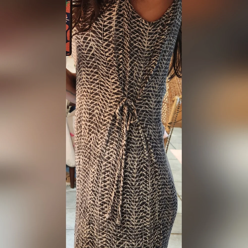 Vintage dress. The fabric stretches,so it fits an extra small to a medium size. - Picture 2 of 8